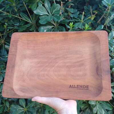 Plato de algarrobo con logo